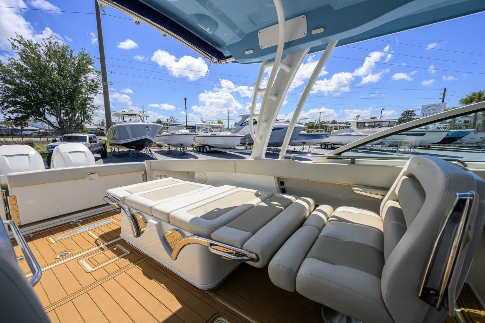 2023 Boston Whaler Vantage
