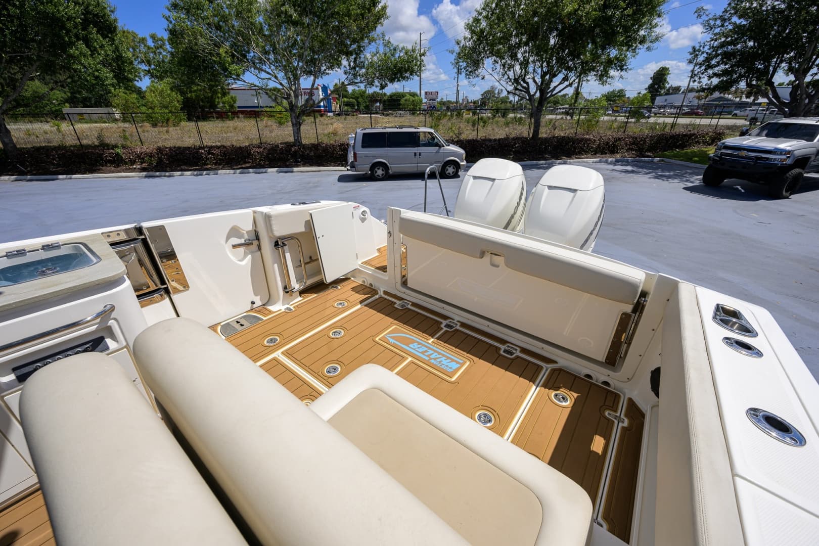 2023 Boston Whaler Vantage