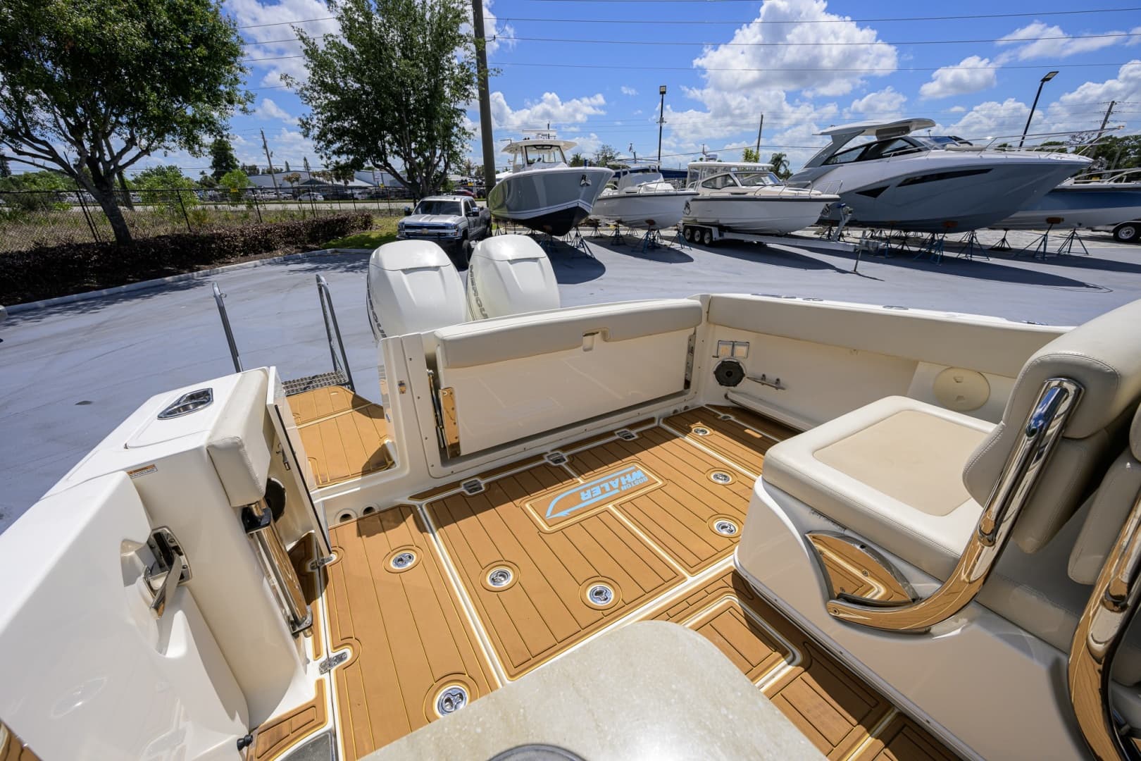 2023 Boston Whaler Vantage