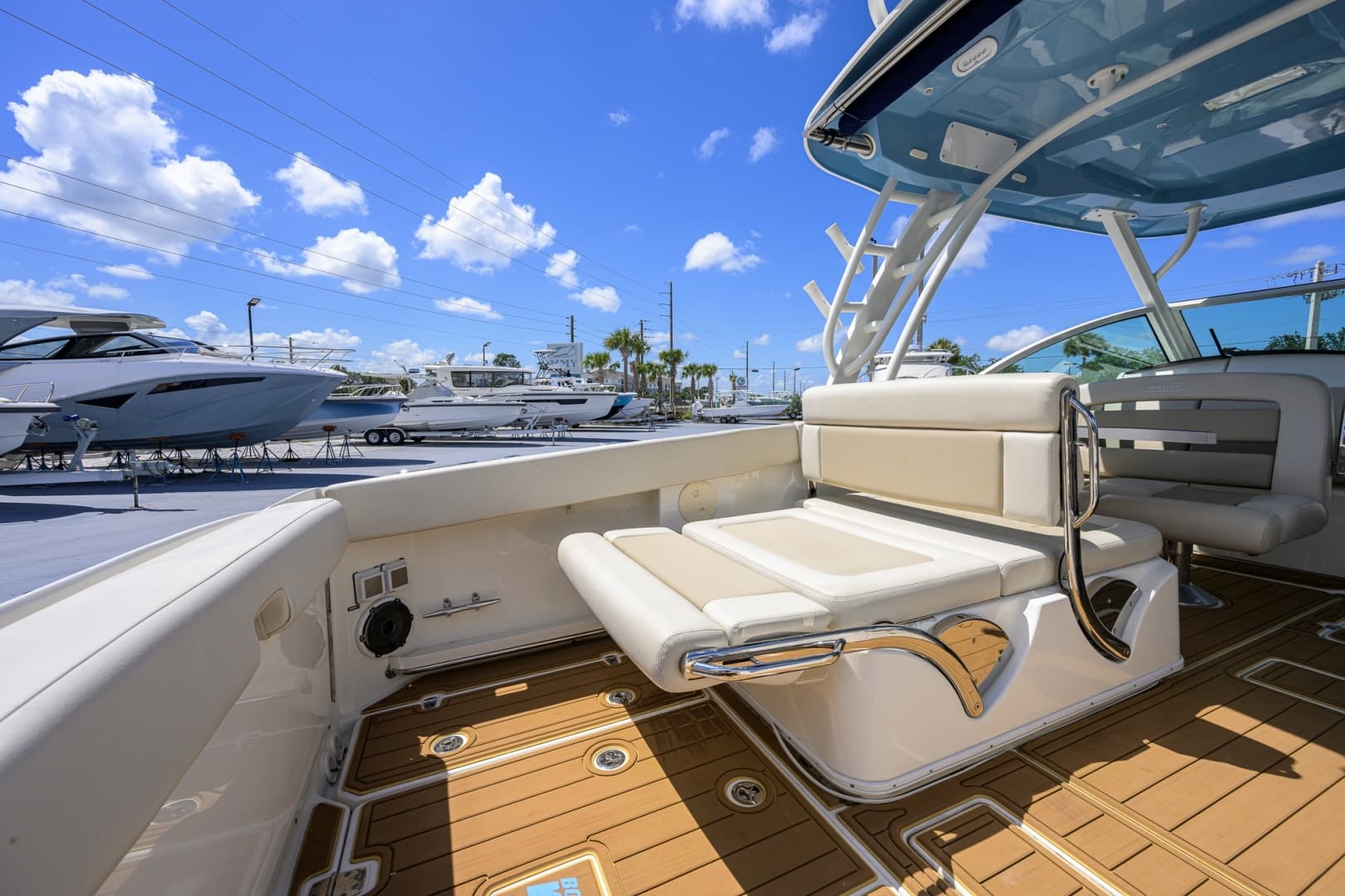 2023 Boston Whaler Vantage
