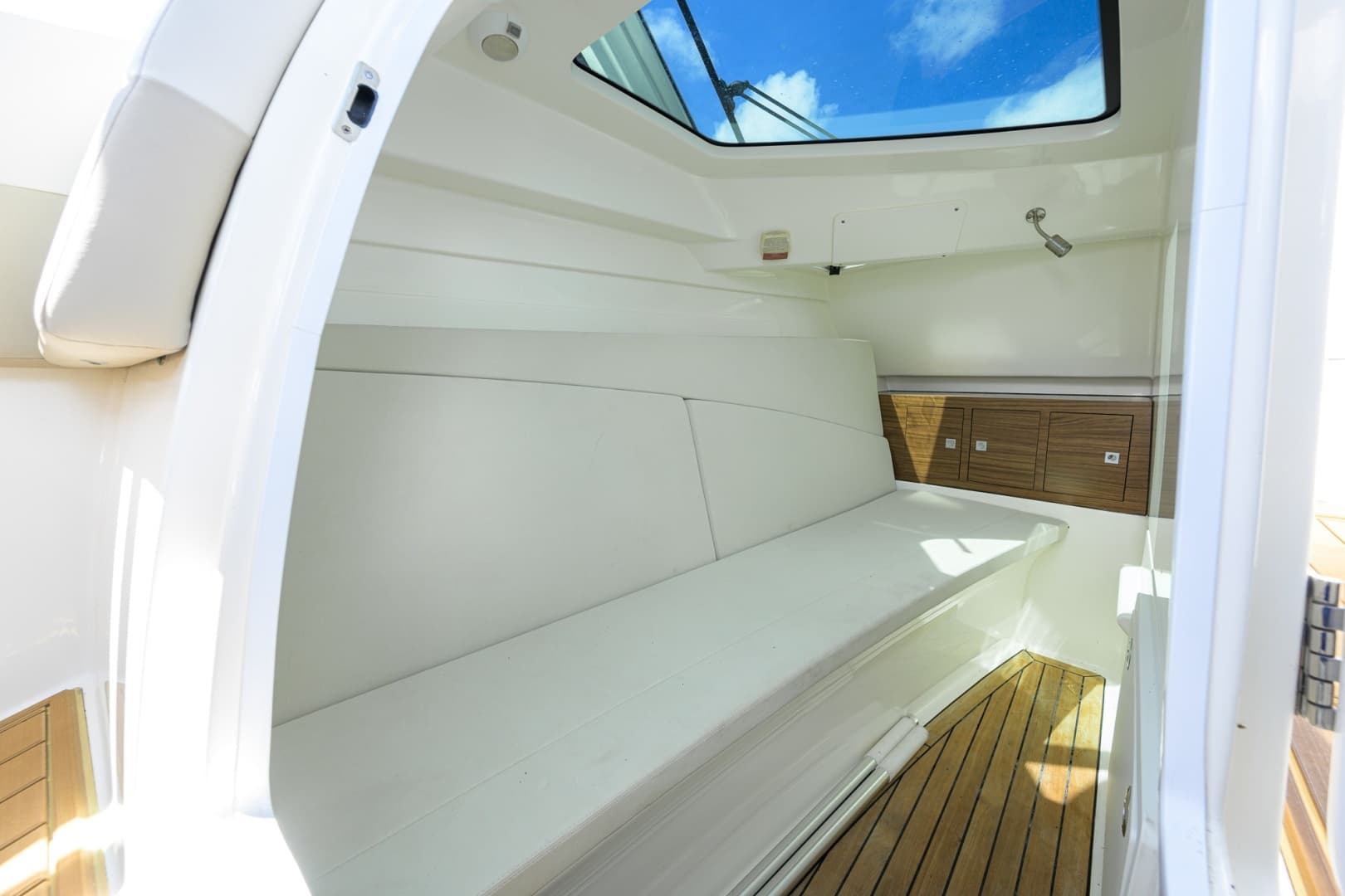 2023 Boston Whaler Vantage