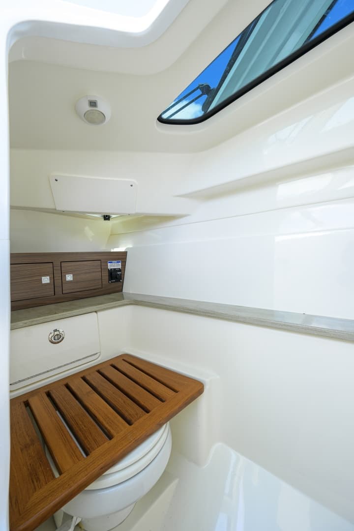 2023 Boston Whaler Vantage