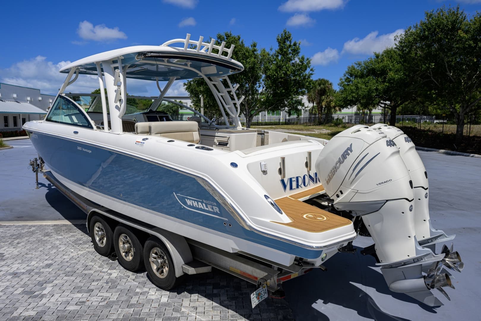 2023 Boston Whaler Vantage