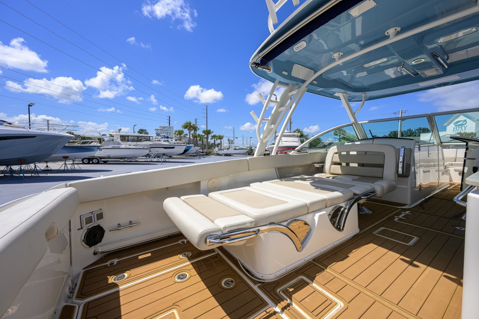 2023 Boston Whaler Vantage