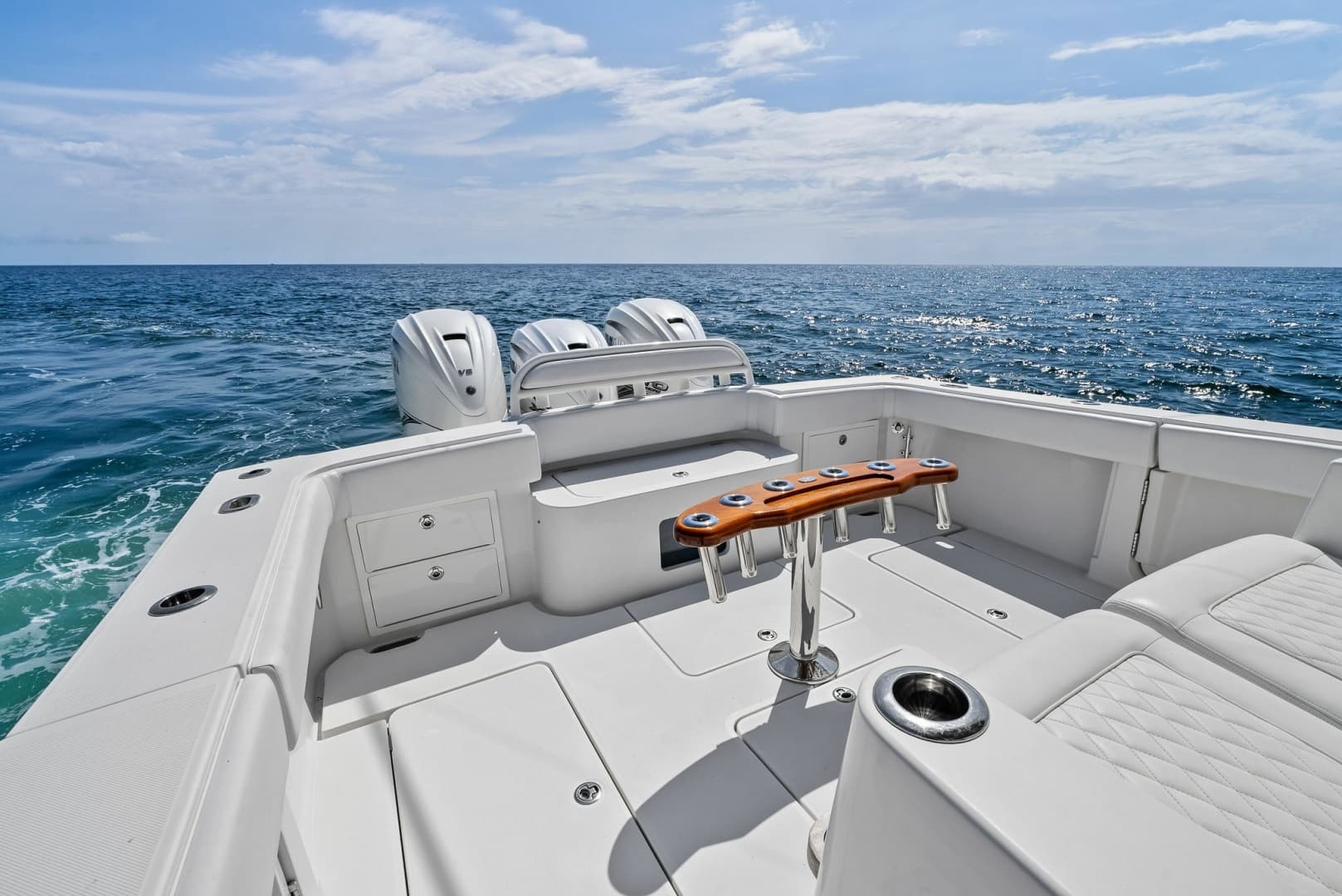 2020 Jupiter 43 SF MENACE Cocpit