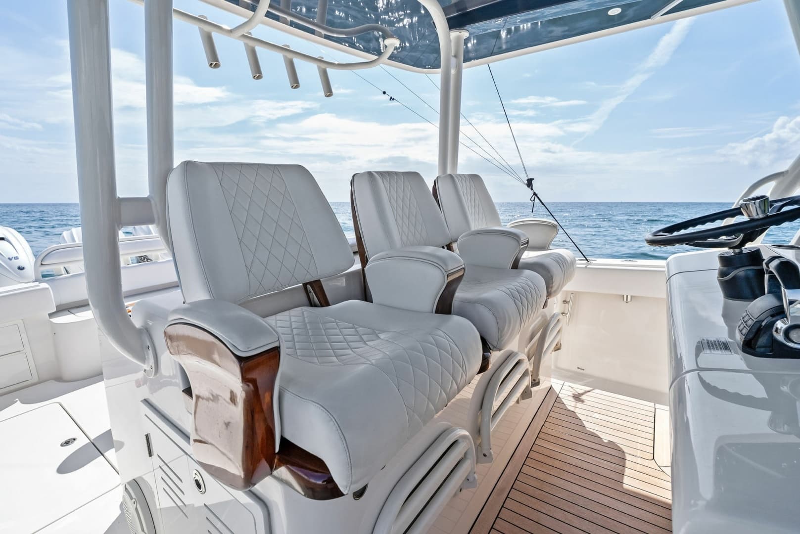 2020 Jupiter 43 SF MENACE Helm Chairs