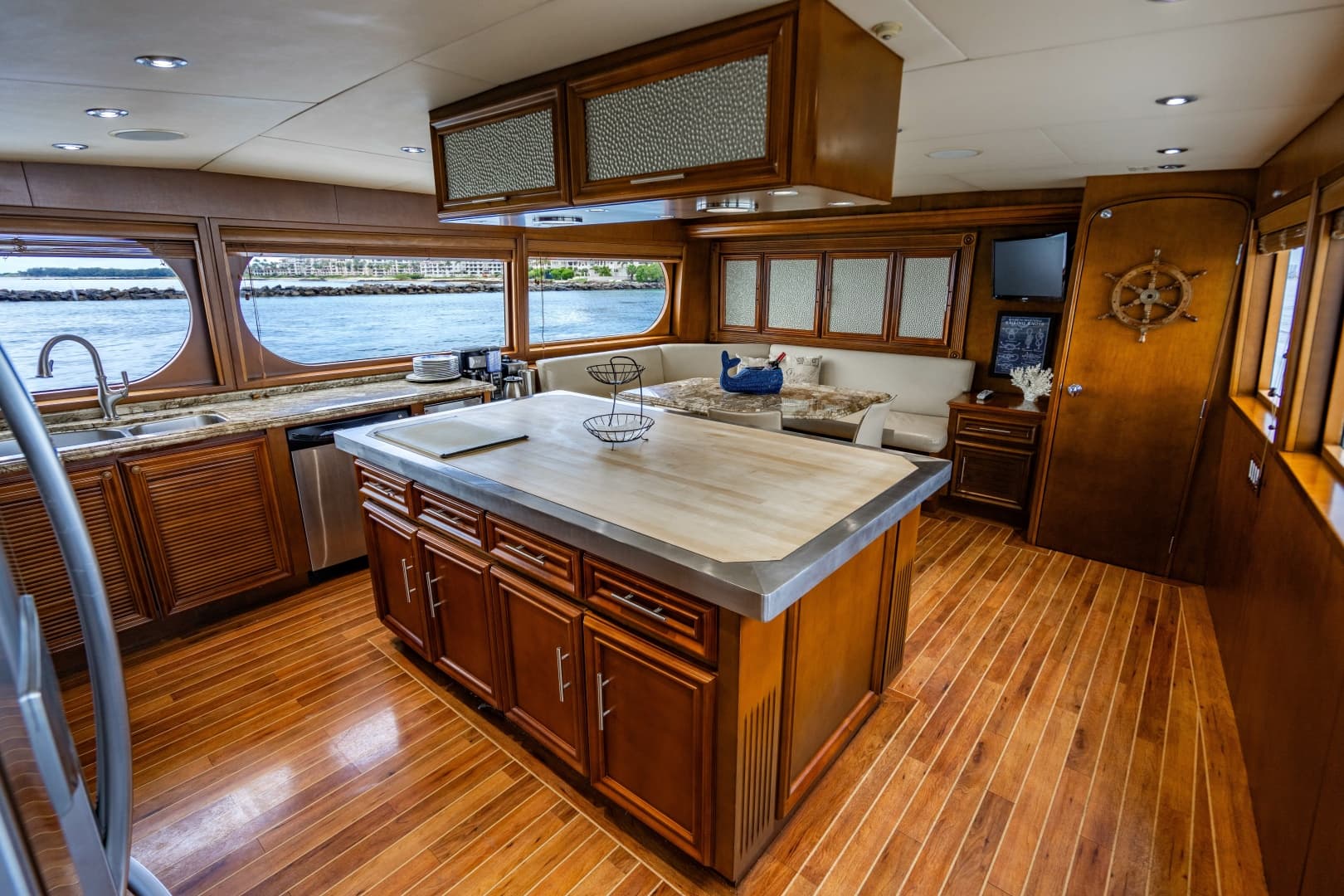 2006 Broward Raised Pilothouse