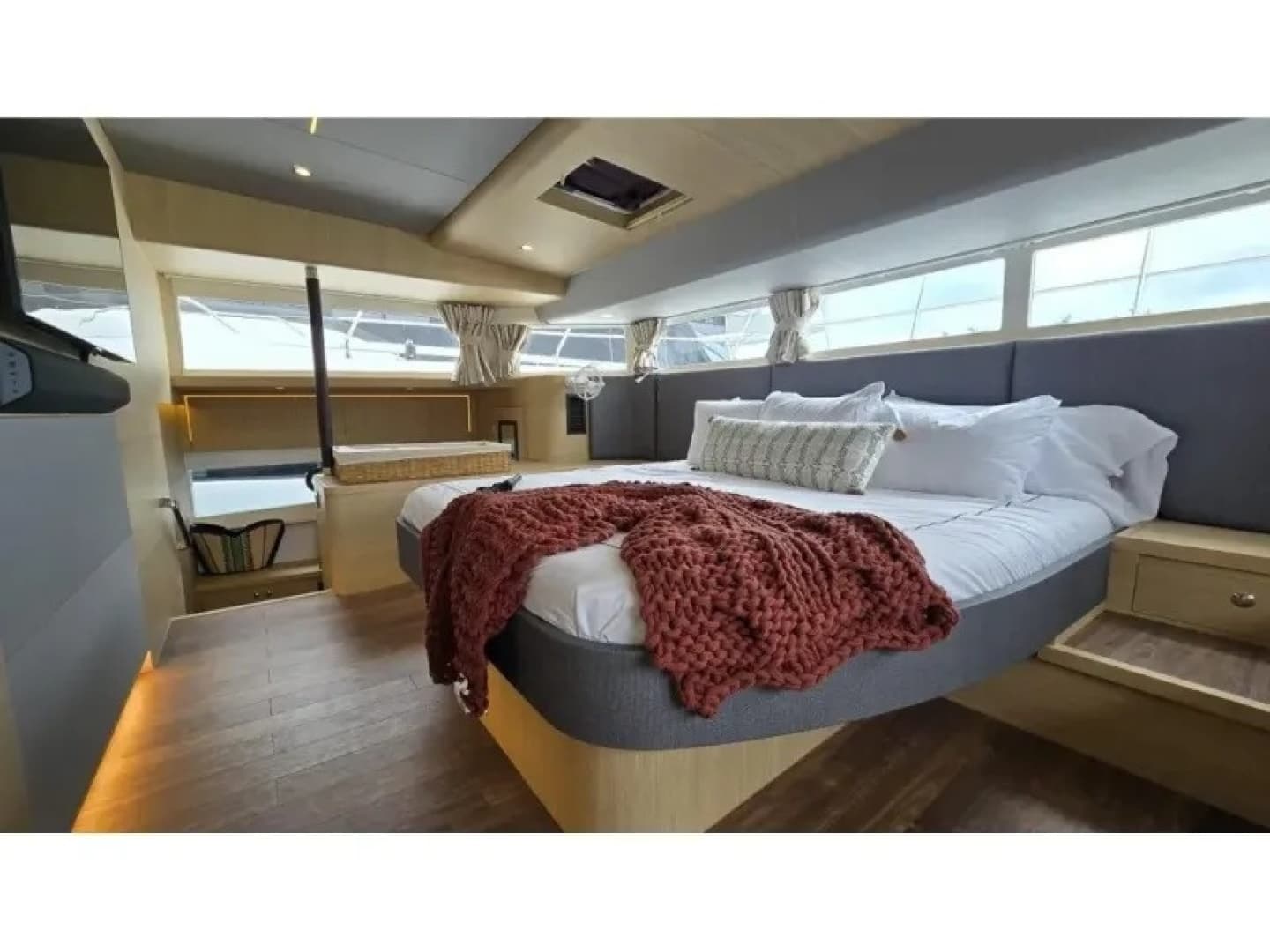 2025 Aquila 54 YACHT