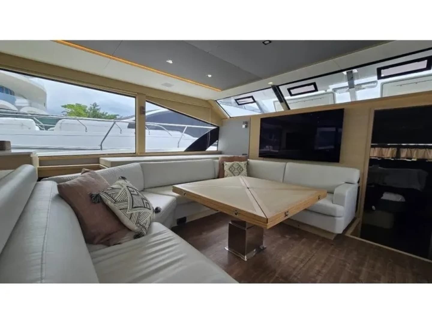 2025 Aquila 54 YACHT