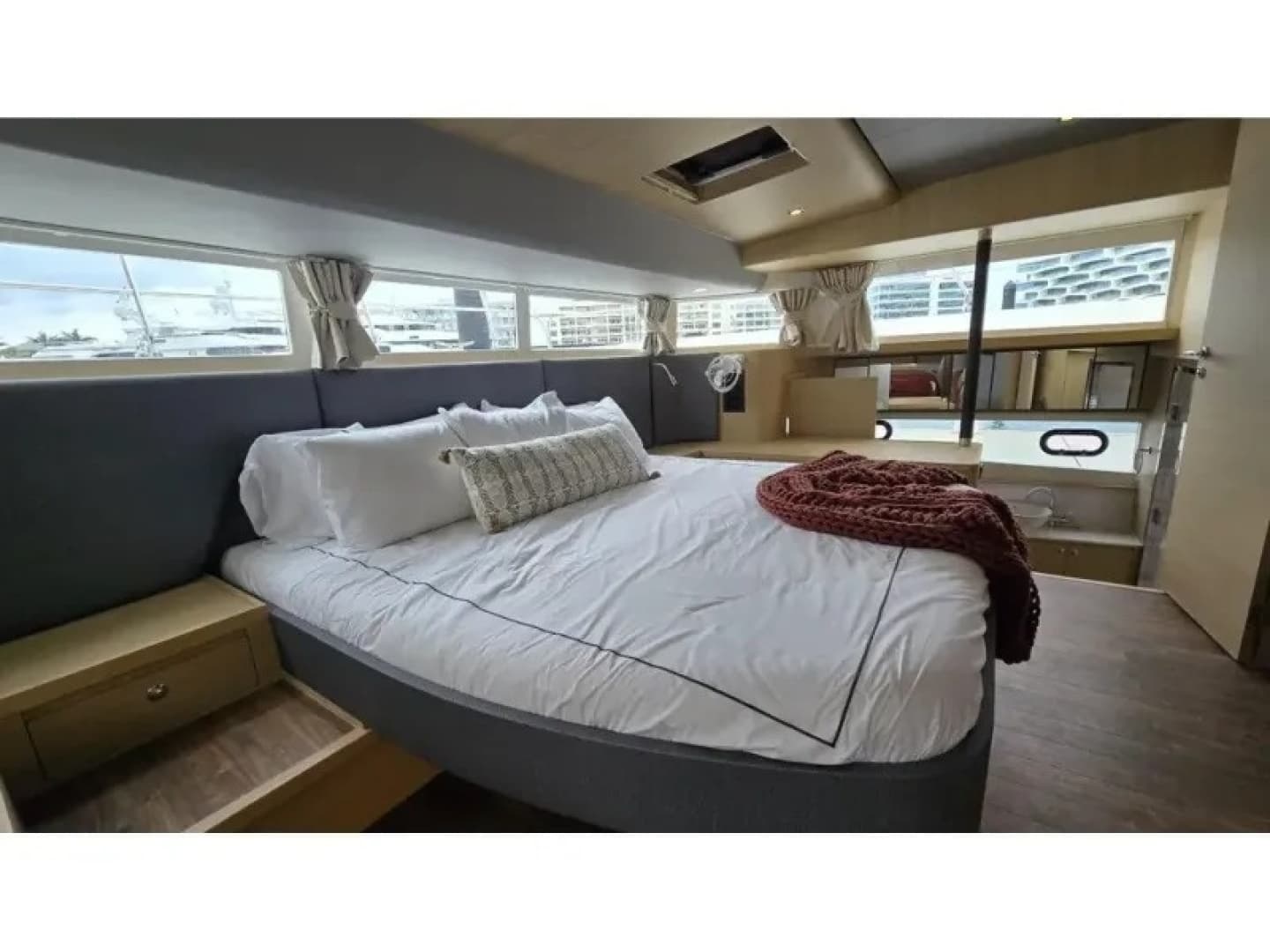 2025 Aquila 54 YACHT