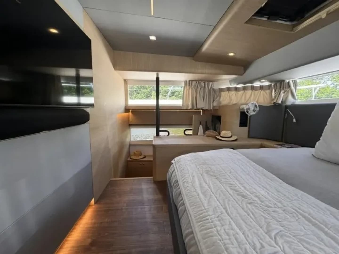 2024 Aquila 54 YACHT
