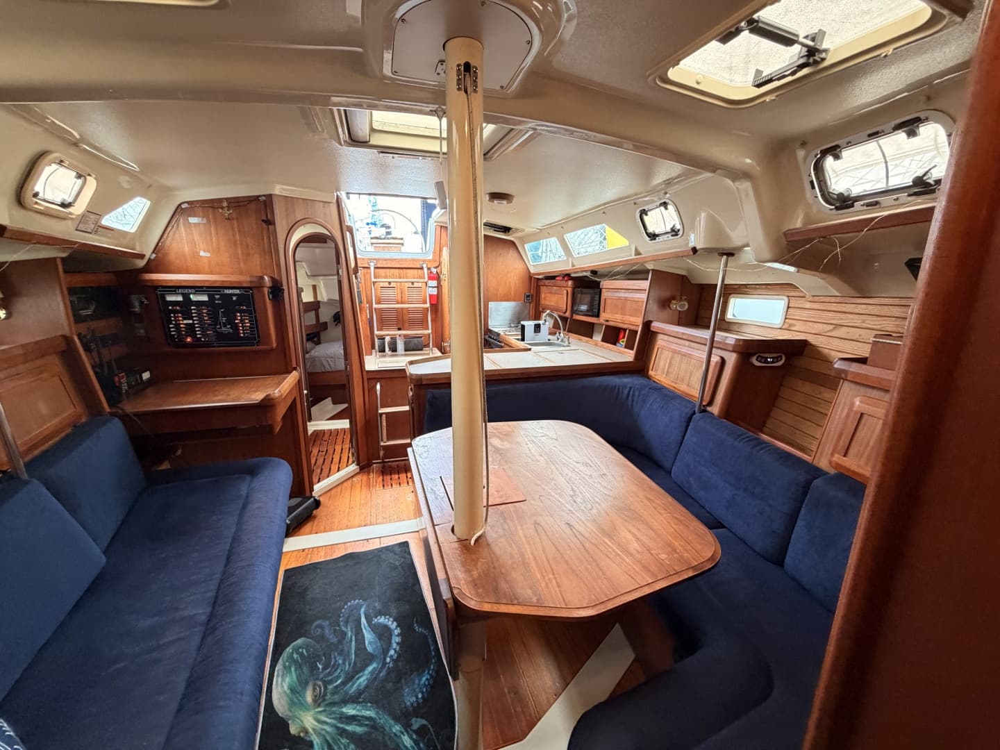 Hunter 37.5 interior facing aft
