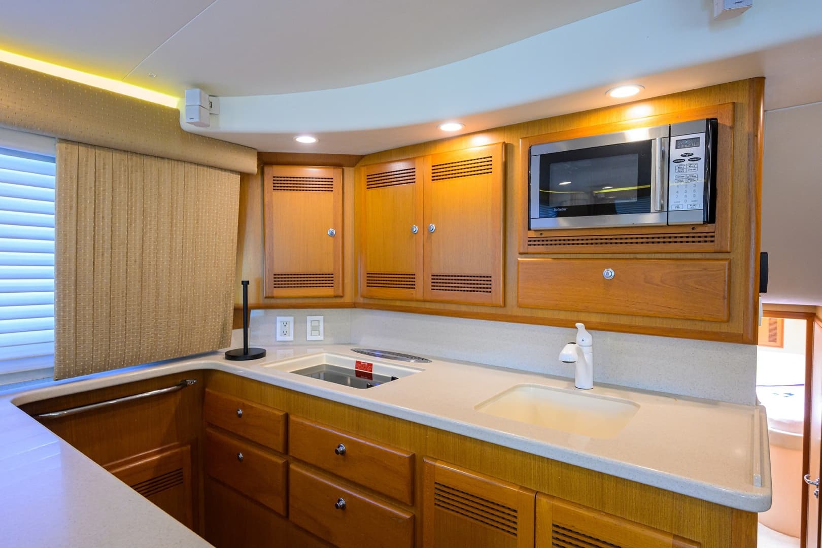 Cabo 48 - Bad Boyz - Galley