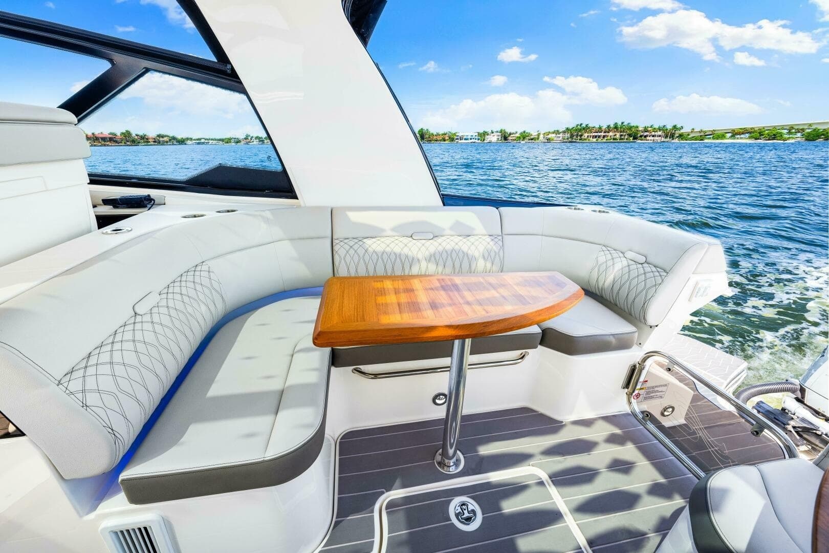 2022 Sea Ray 370 OB 