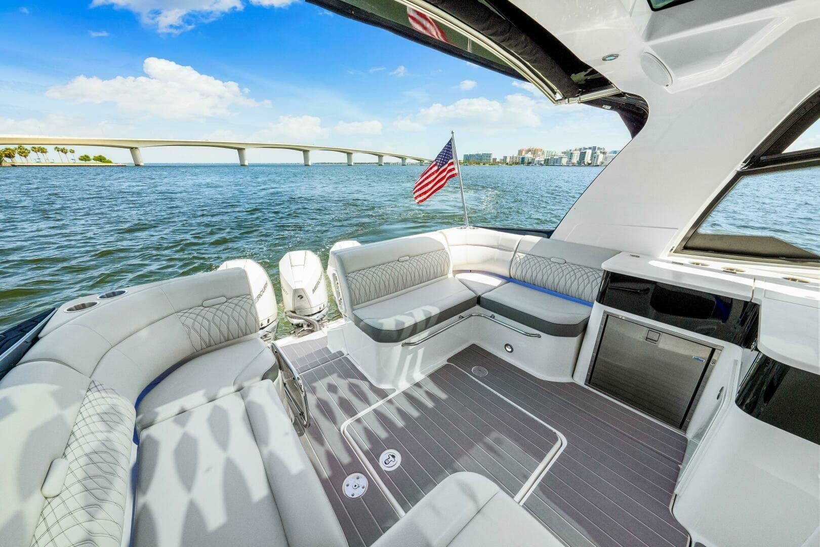 2022 Sea Ray 370 Sundancer