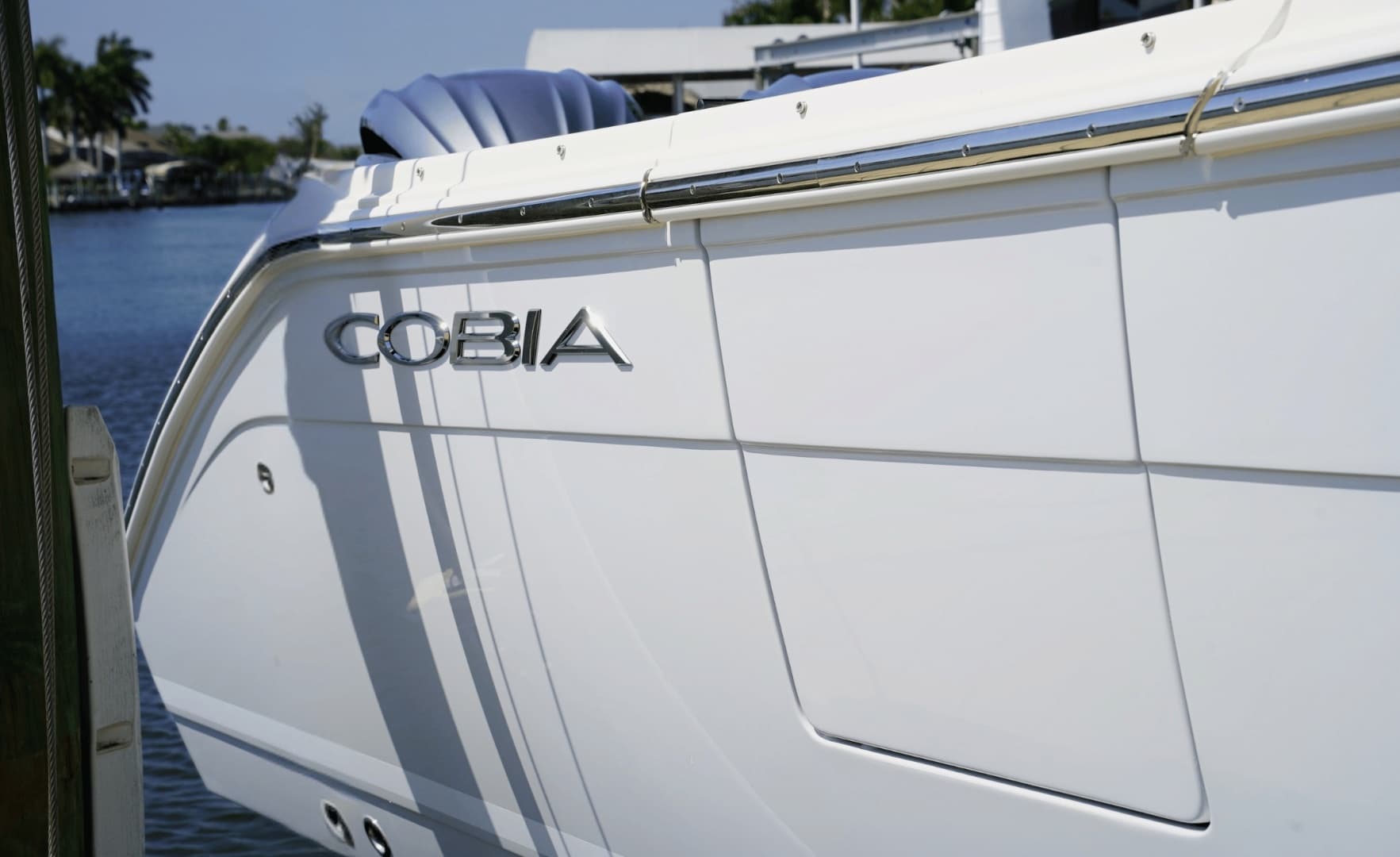 2023 Cobia 320CC