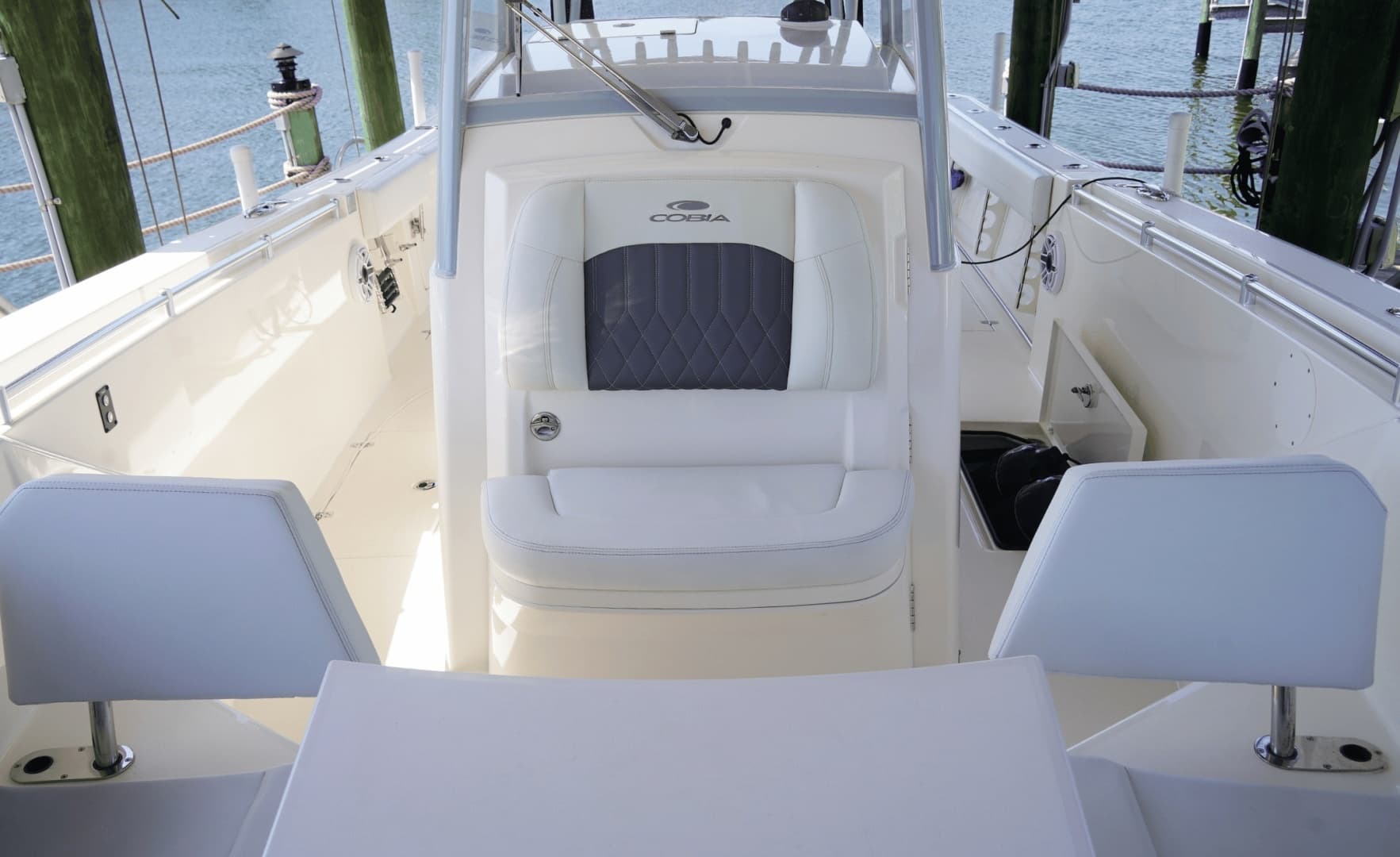 2023 Cobia 320CC