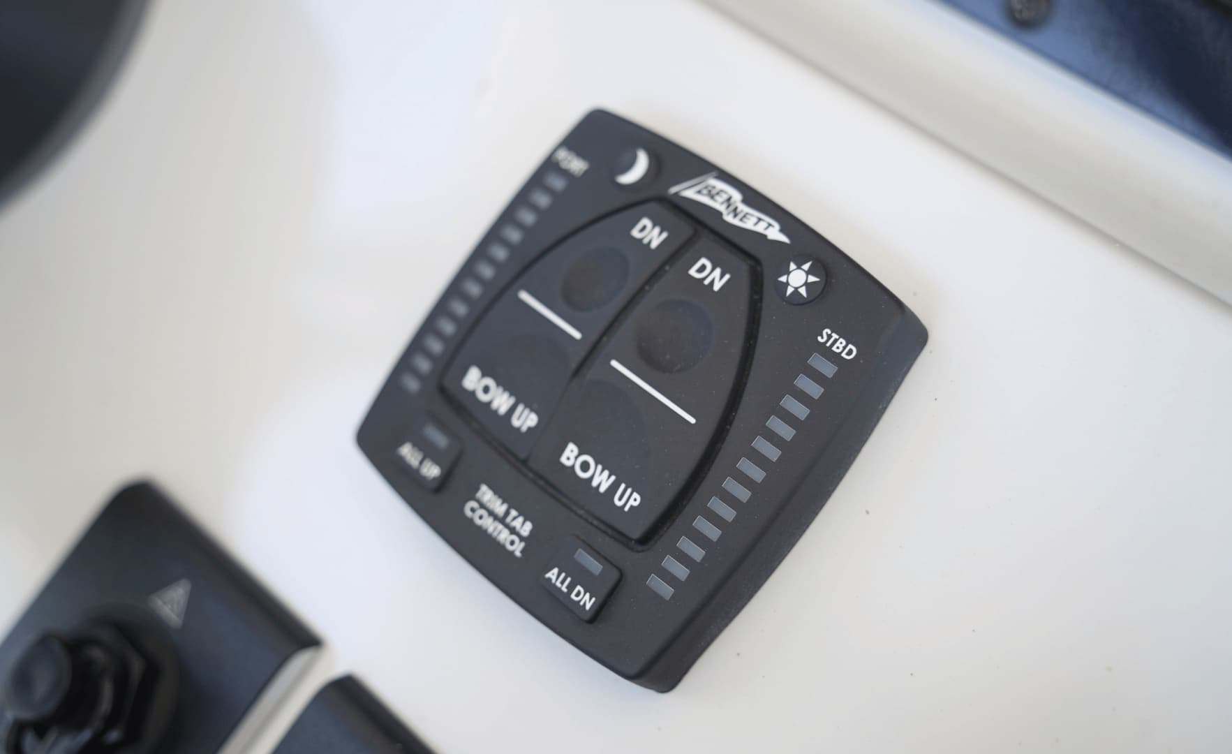 2023 Cobia 320CC