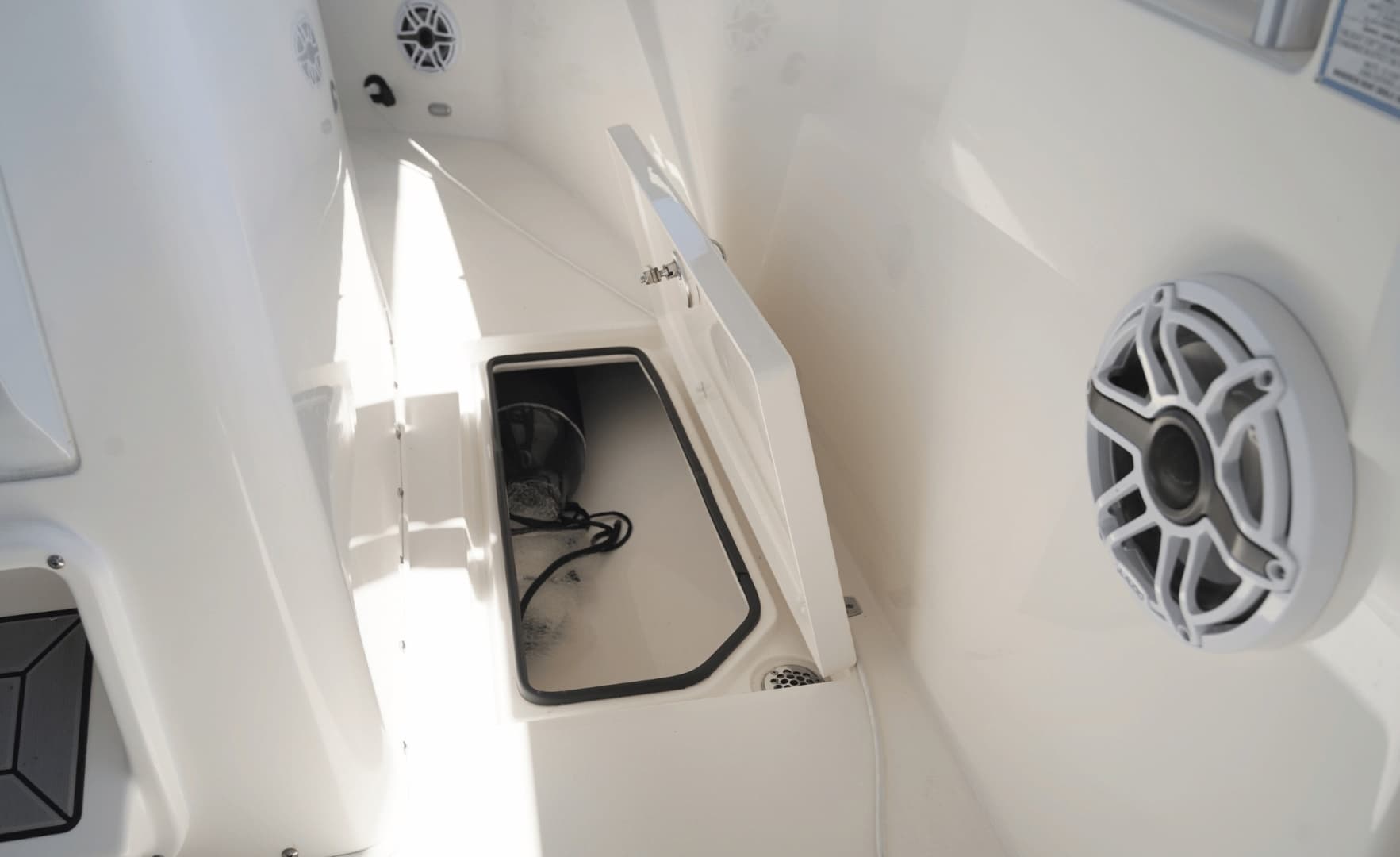 2023 Cobia 320CC