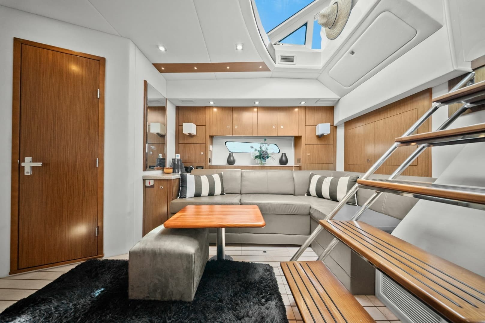 2014 Cruisers Yachts 48 Cantius