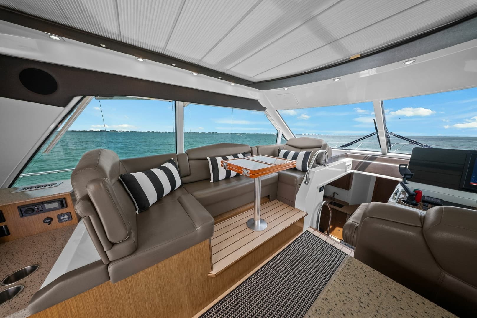 2014 Cruisers Yachts 48 Cantius