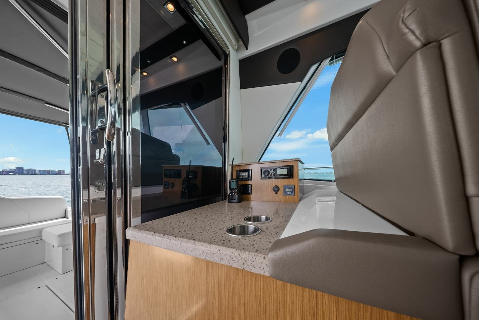 2014 Cruisers Yachts 48 Cantius