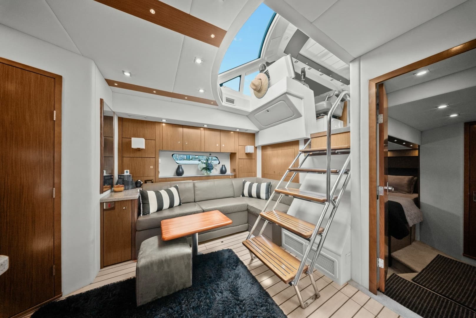 2014 Cruisers Yachts 48 Cantius