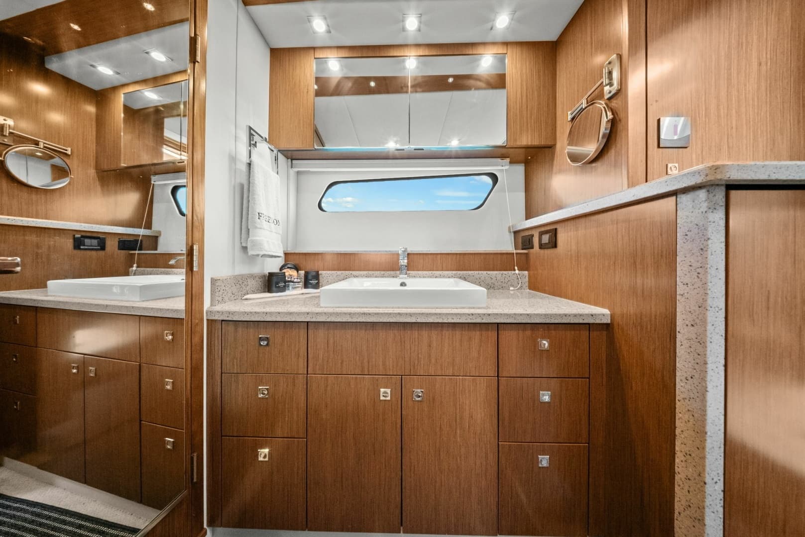 2014 Cruisers Yachts 48 Cantius
