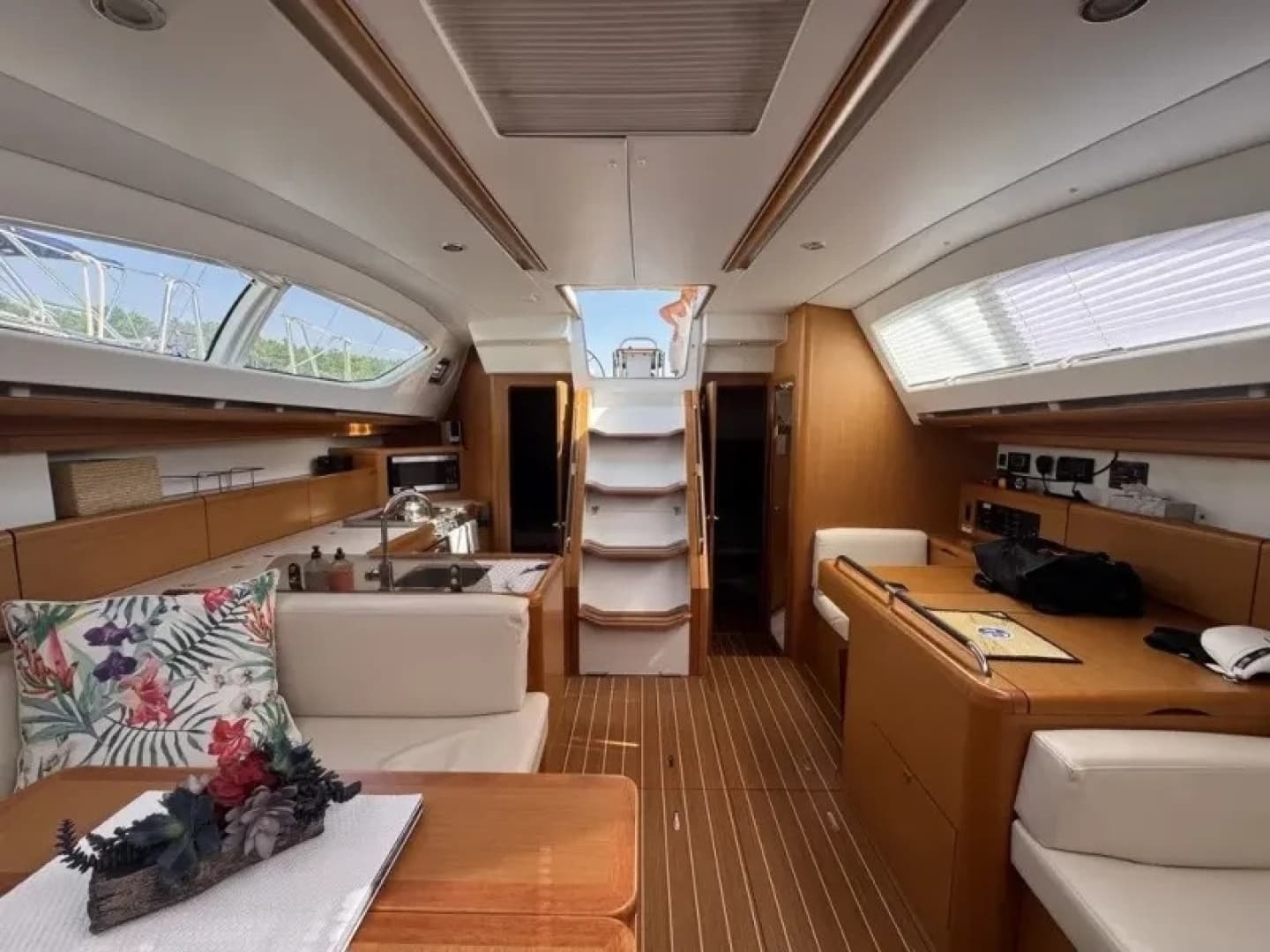 2011 Jeanneau 50 Deck Saloon
