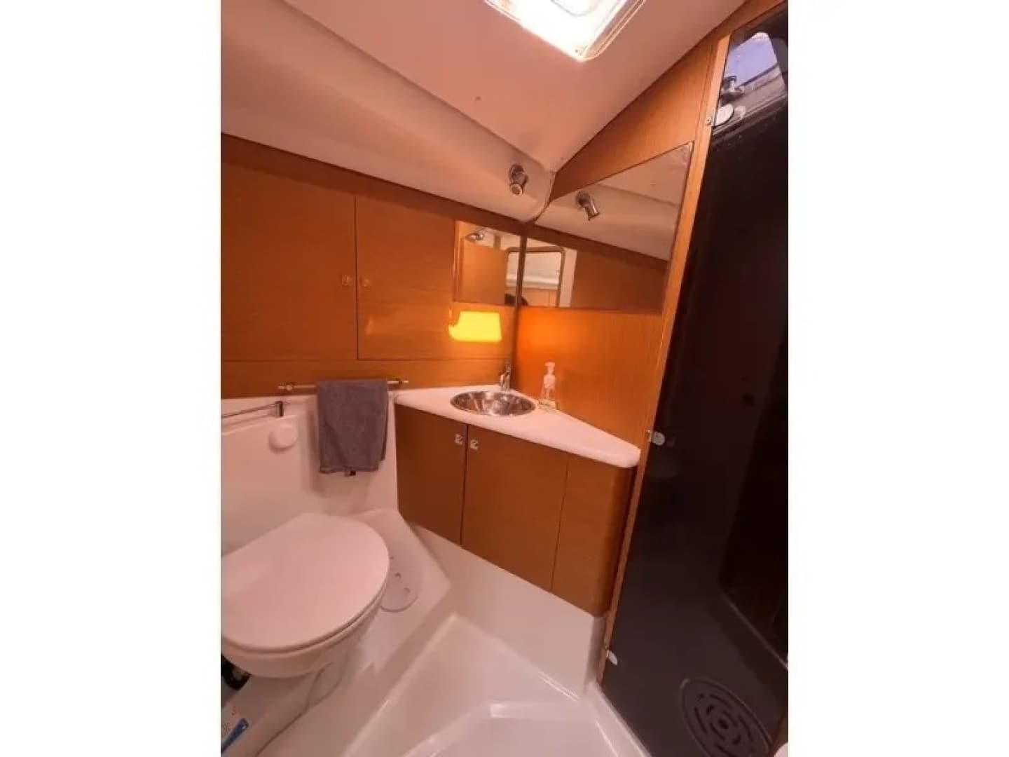 2011 Jeanneau 50 Deck Saloon
