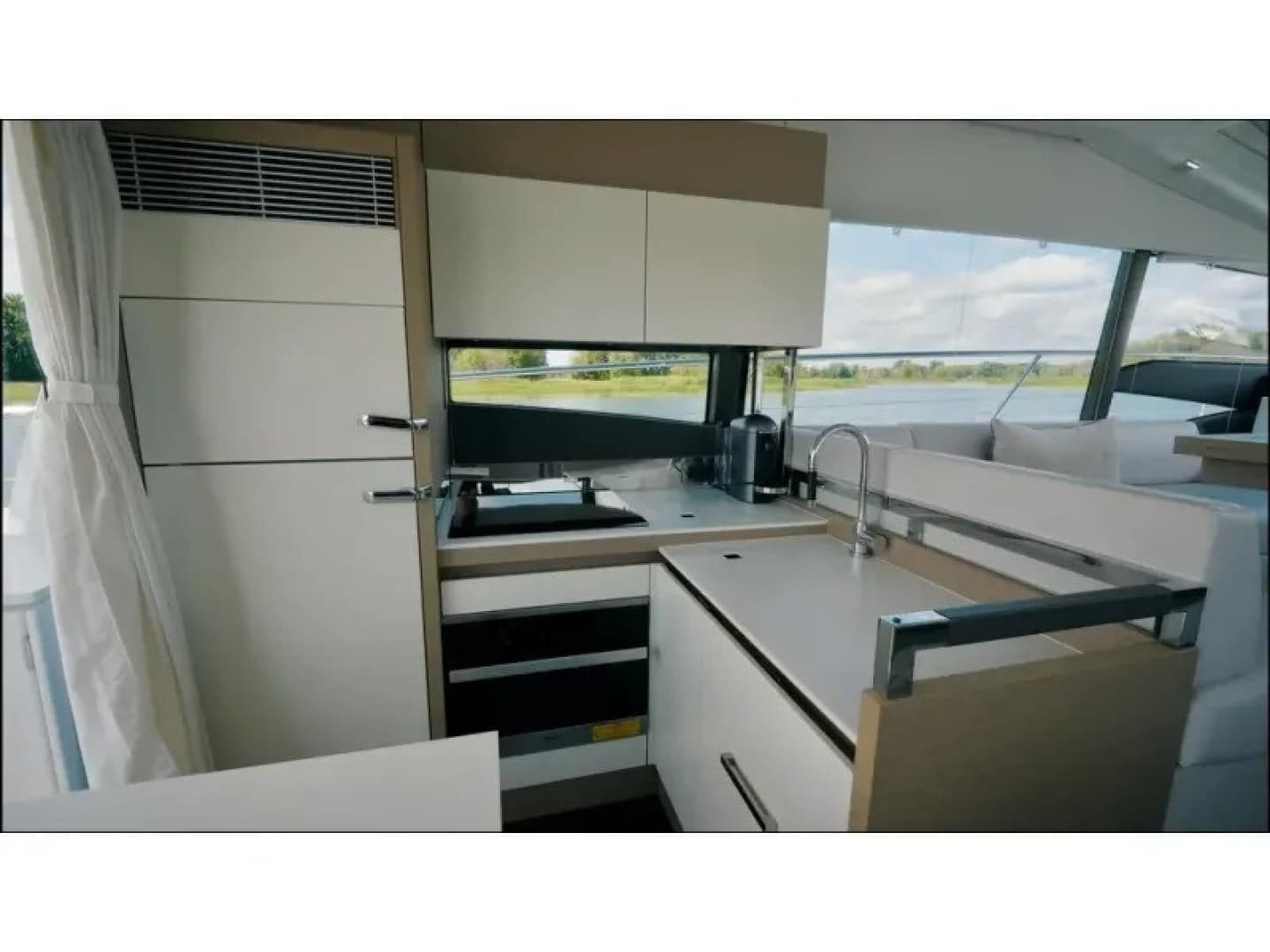 2018 Present Yachts 520S