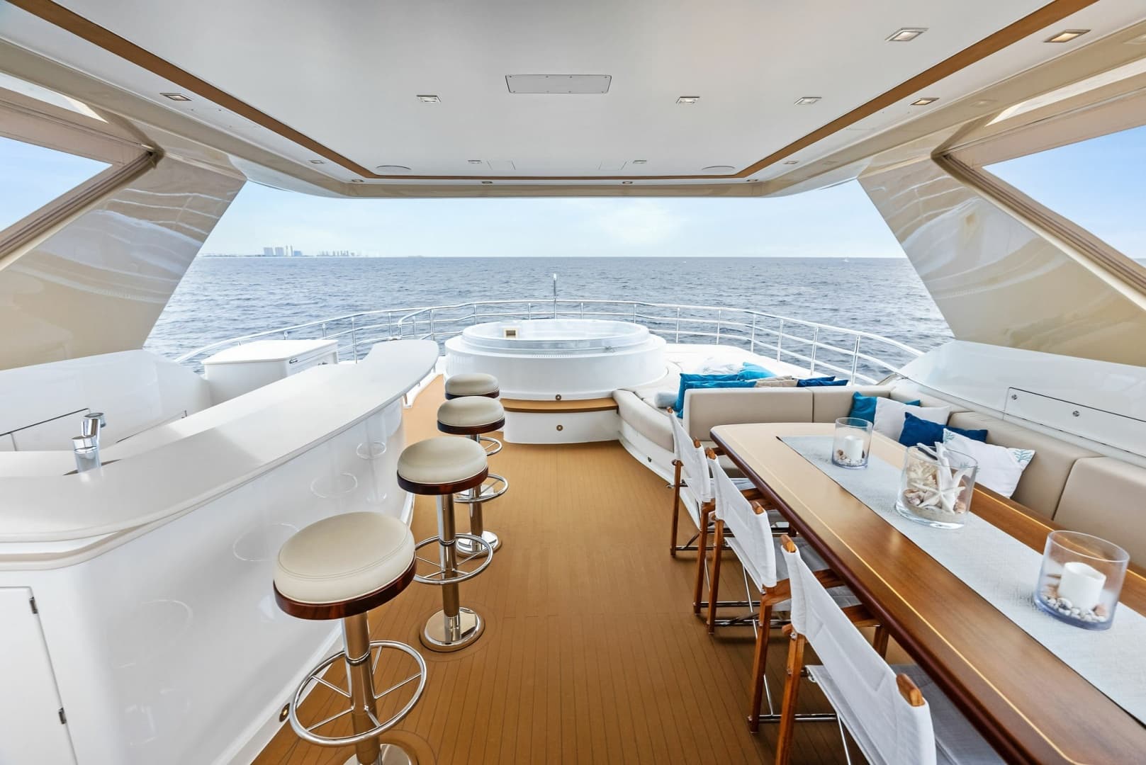 Flybridge beneath hardtop