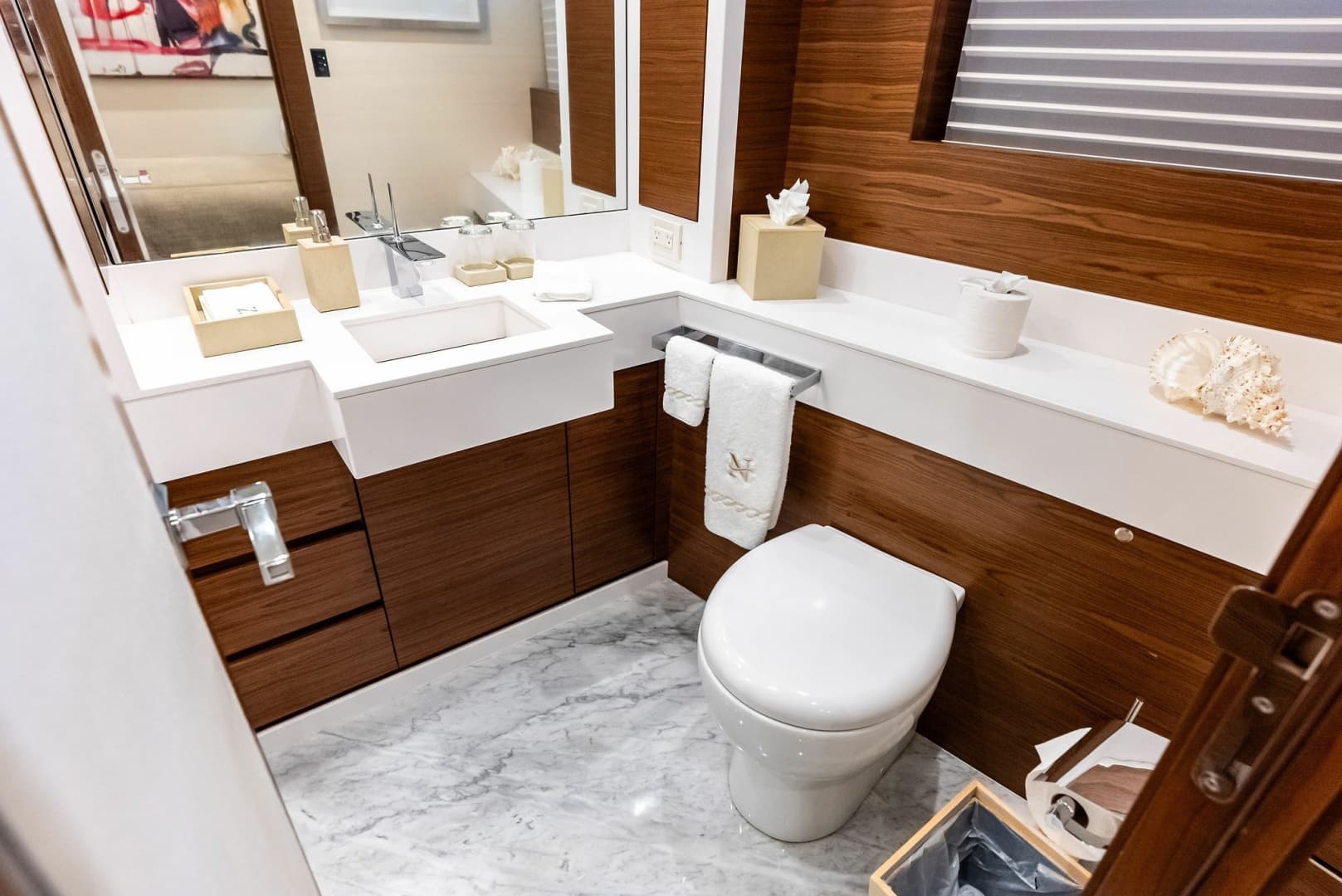 VIP guest cabin head