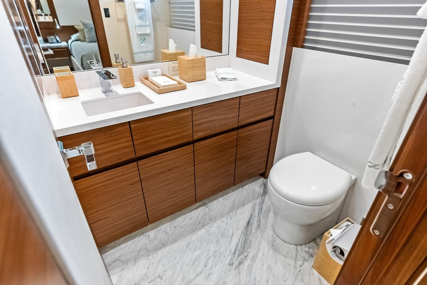 Twin guest cabin head