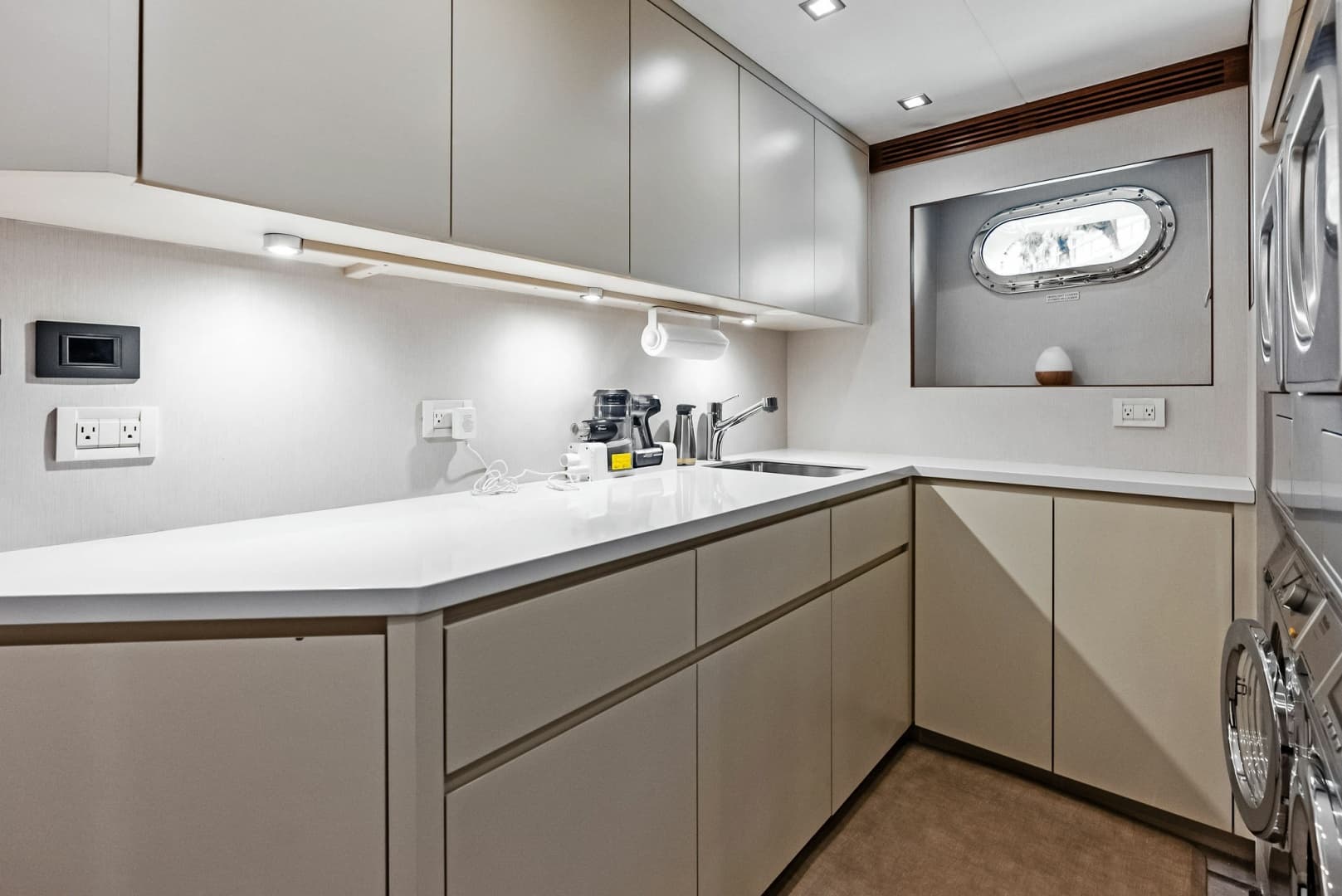 Laundry room counterop, aft