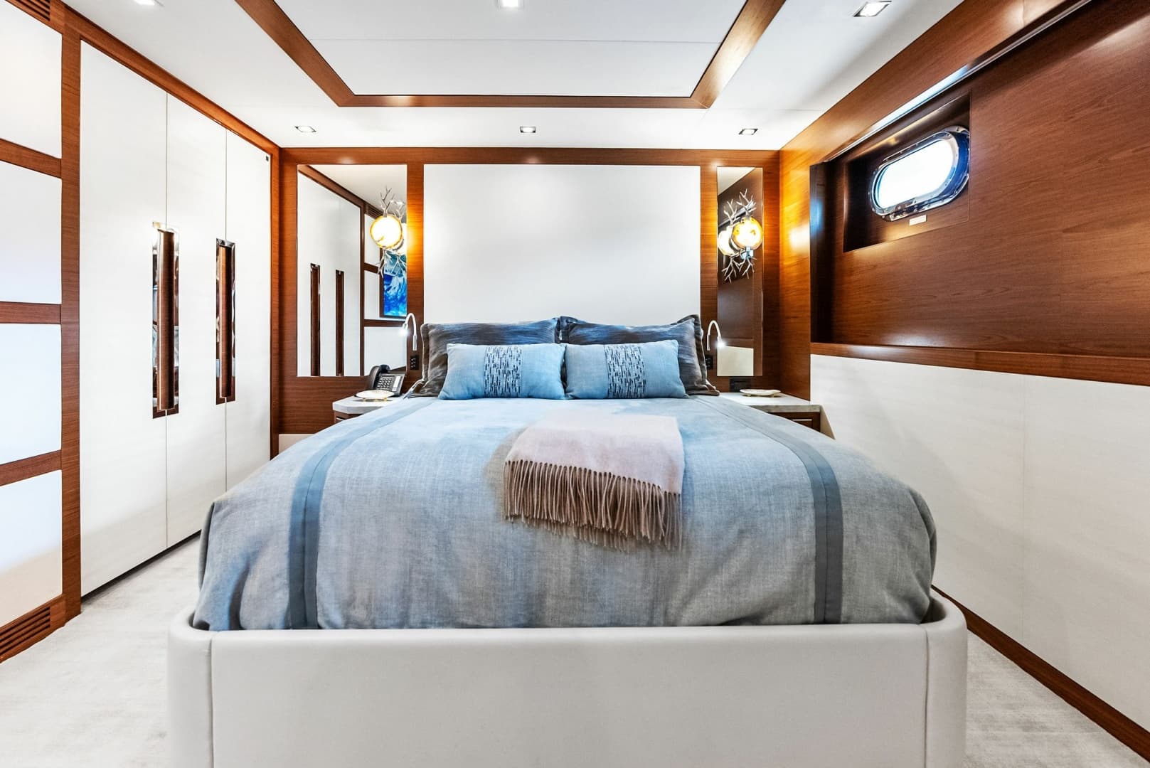 VIP II cabin, lower level aft to portside