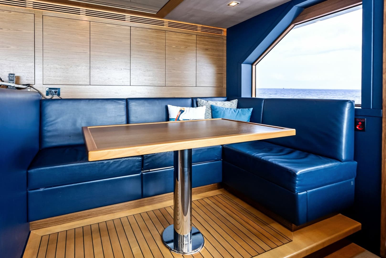 Pilothouse settee aft