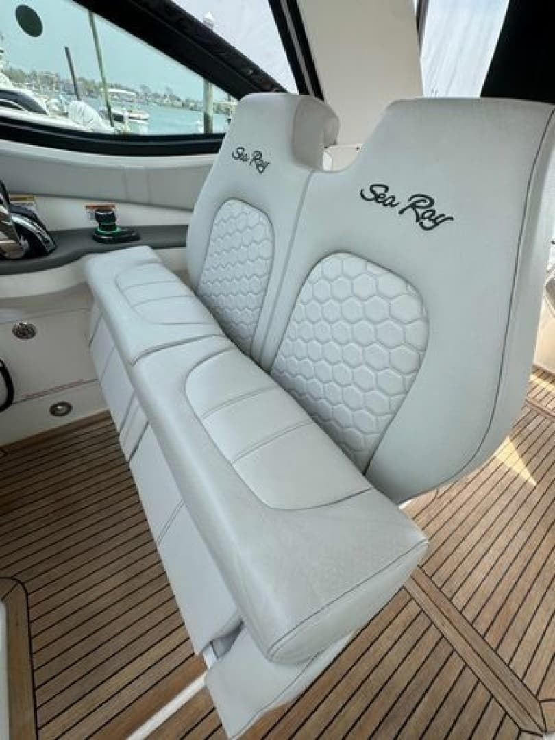 2021 Sea Ray Sundancer 320 Outboard