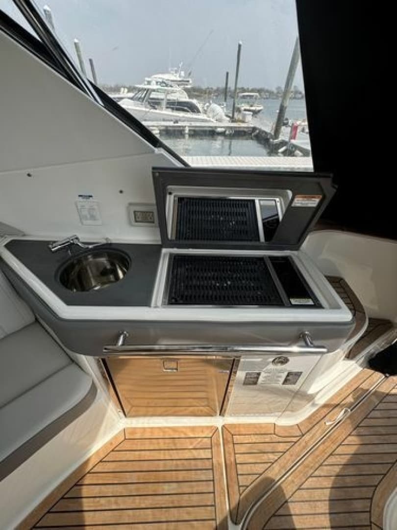 2021 Sea Ray Sundancer 320 Outboard