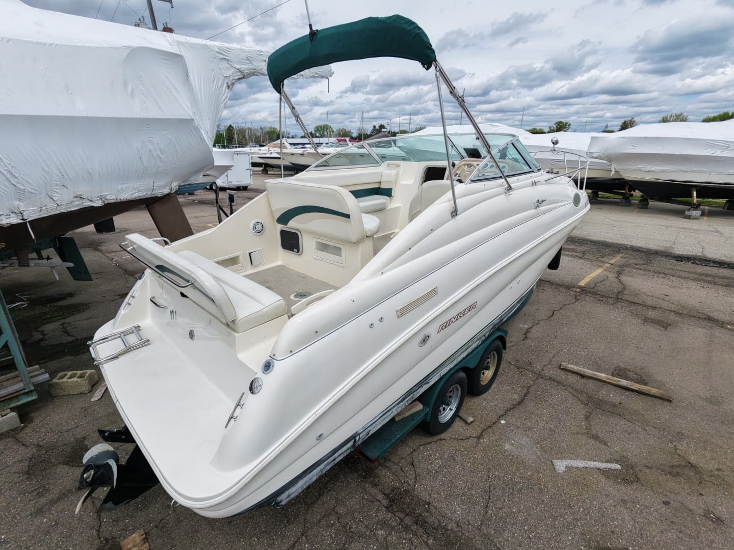 1998 Rinker 266 Fiesta Vee