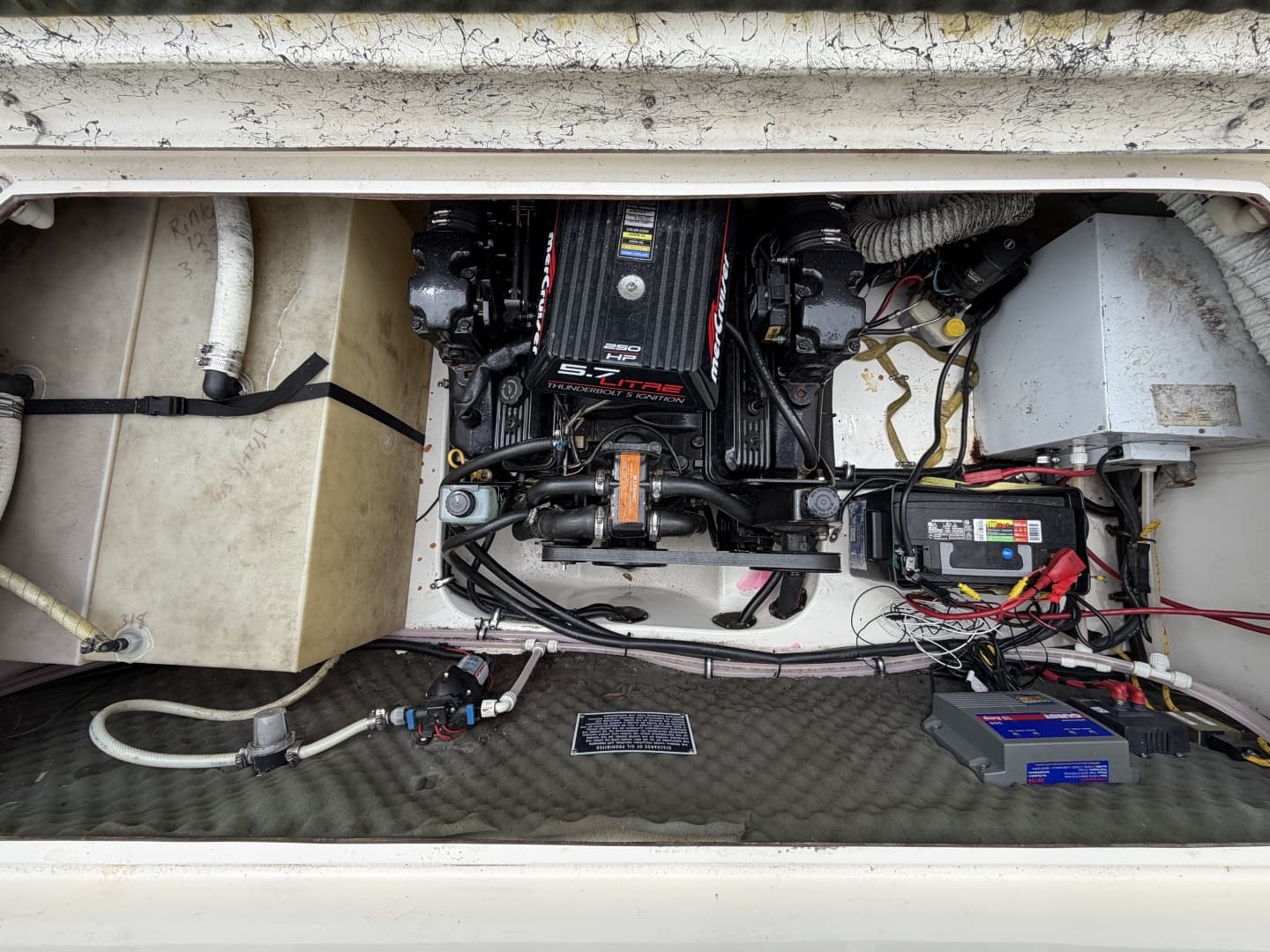 1998 Rinker 266 Fiesta Vee