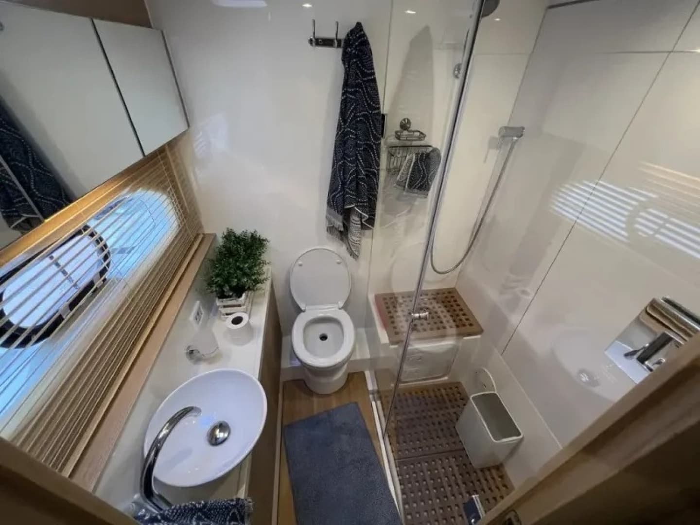 2018 Aquila 44 YACHT
