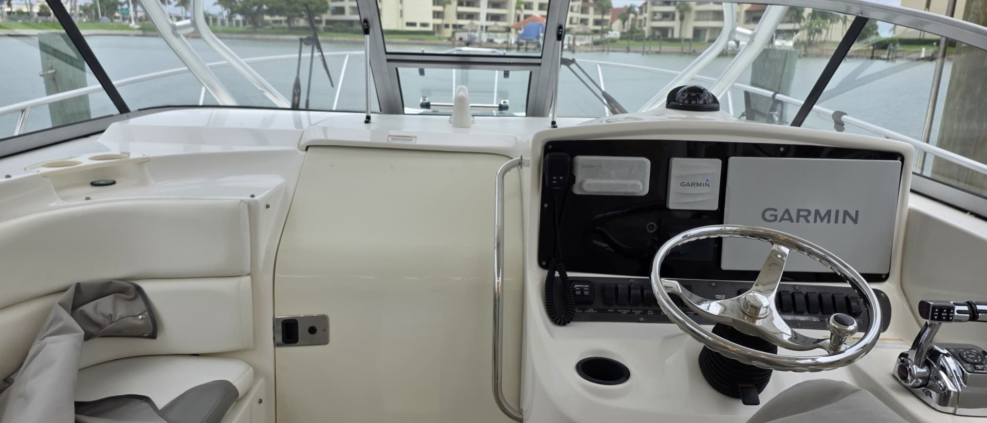 2007 Boston Whaler 305 Conquest