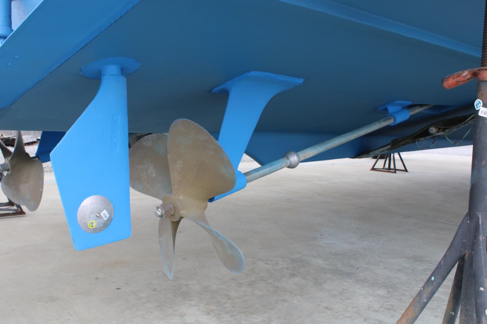 42 ft Bertram - Props