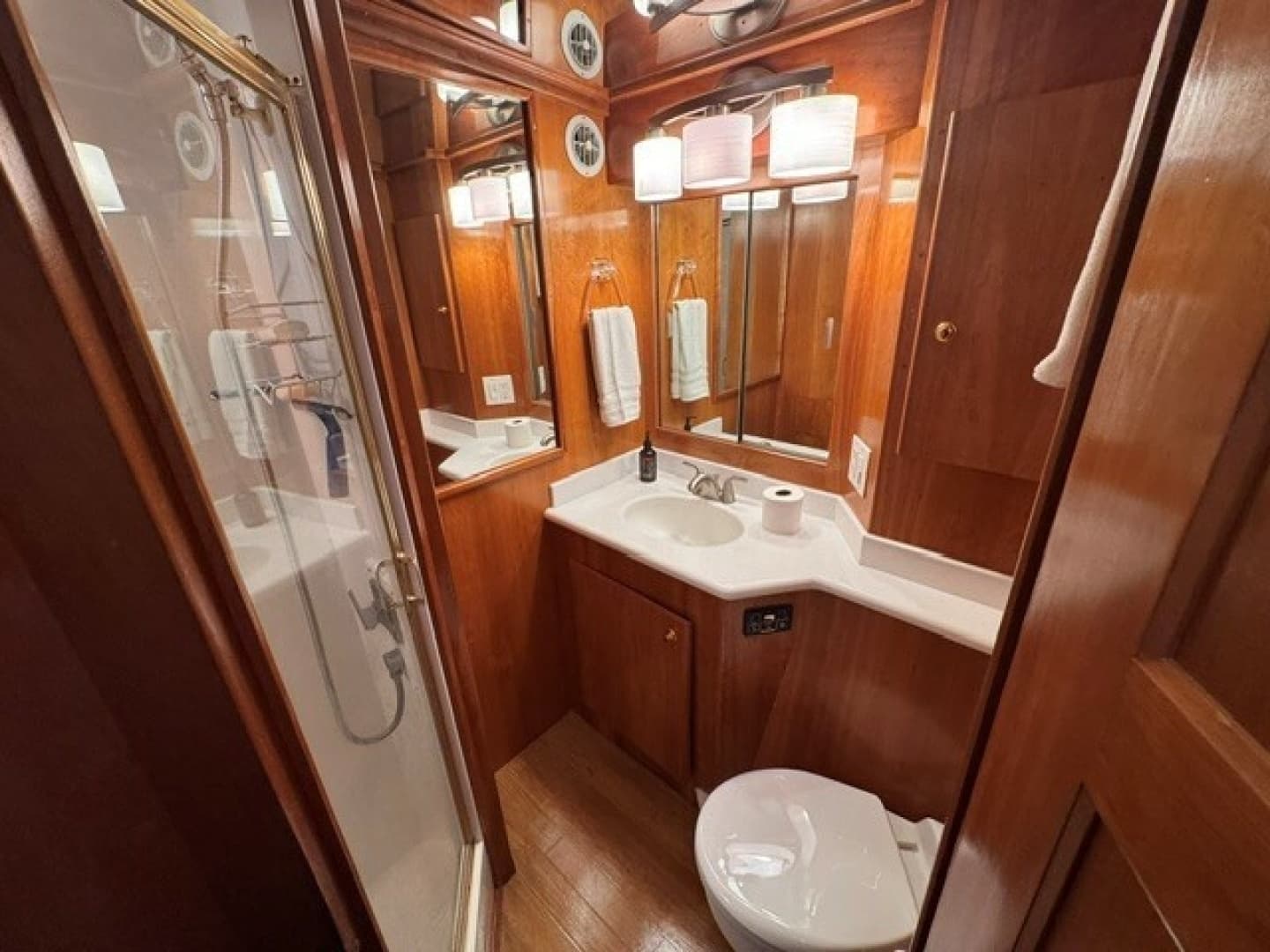 2001 Navigator Pilothouse