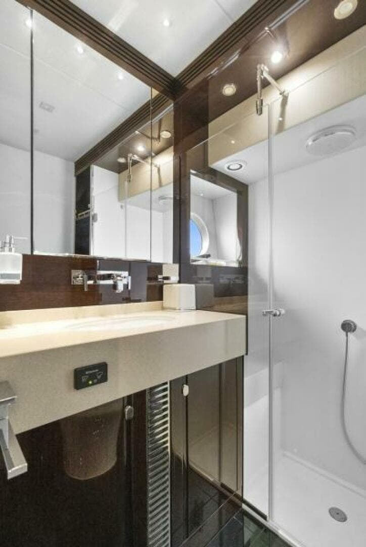 2015 Sunseeker Sport Yacht
