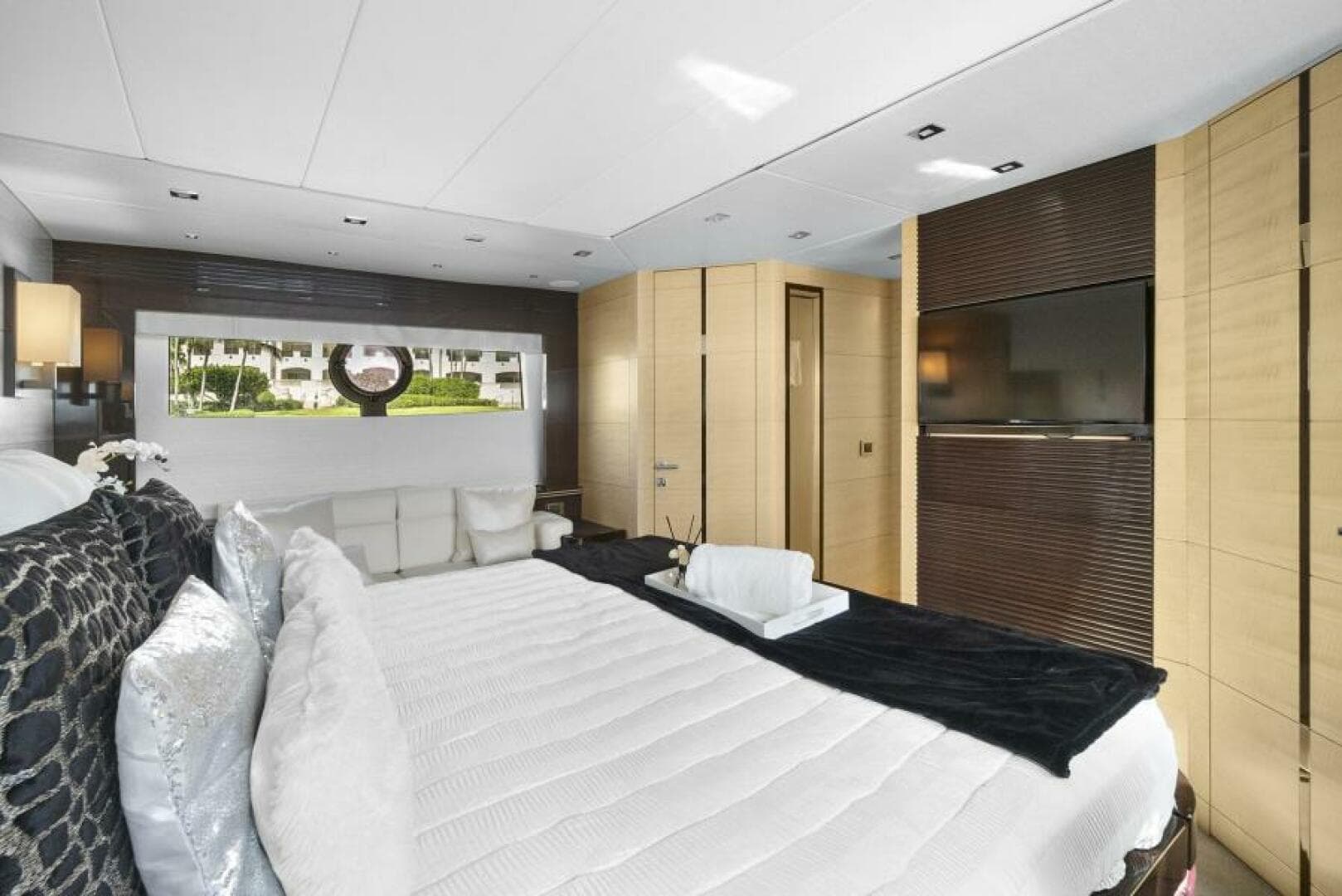 2015 Sunseeker Sport Yacht