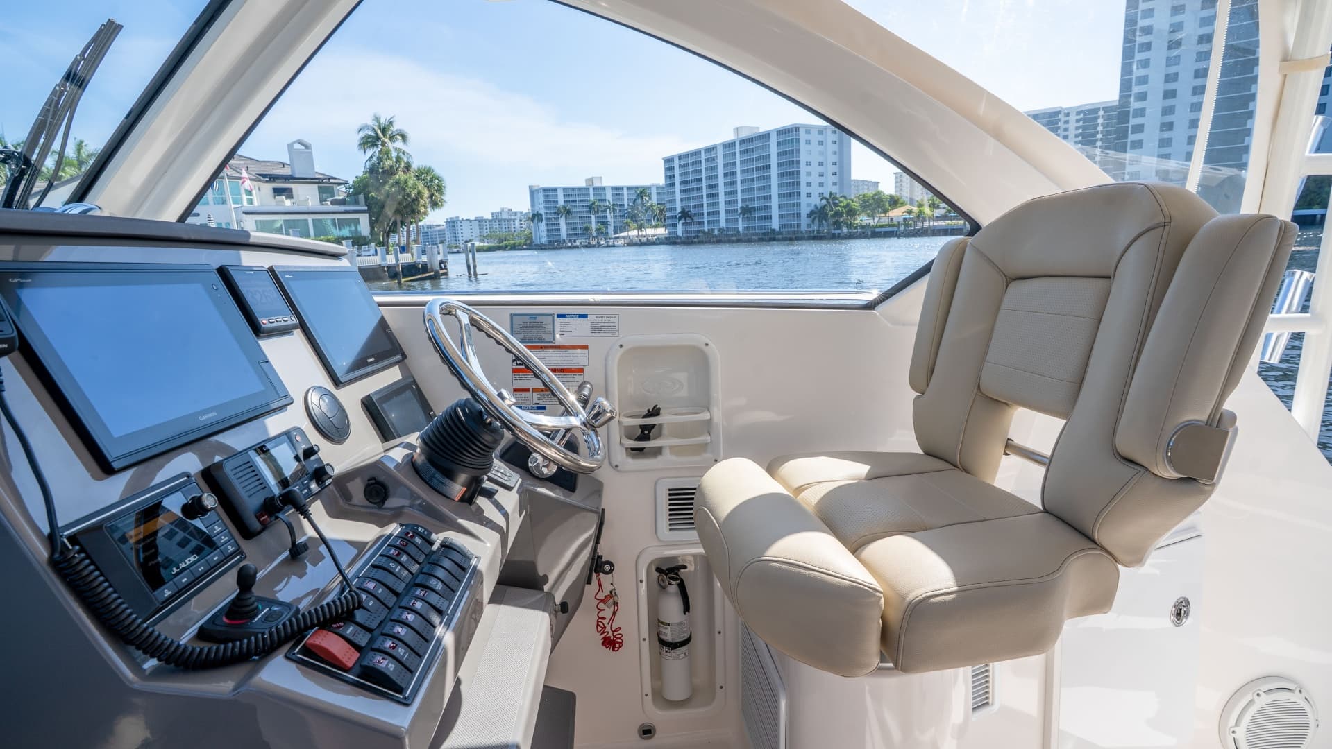 2018 Pursuit 325 OS