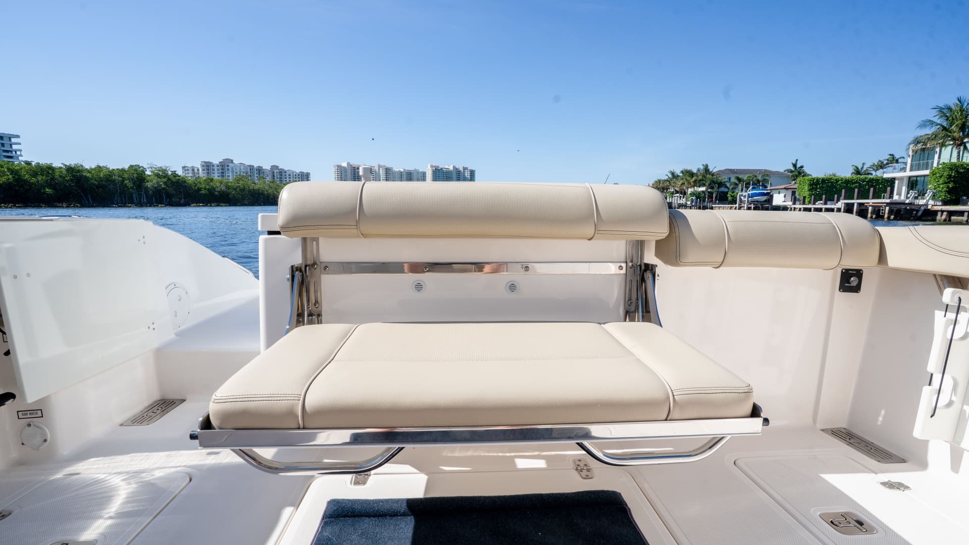 2018 Pursuit 325 OS