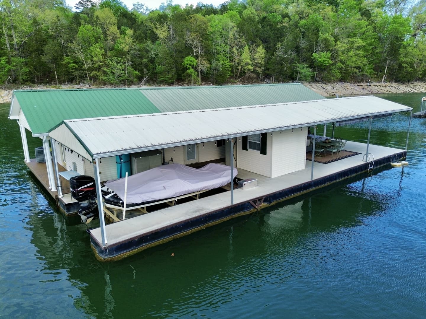 2002 Custom 20 x 53 Floating Cabin - Approx 999/sqft